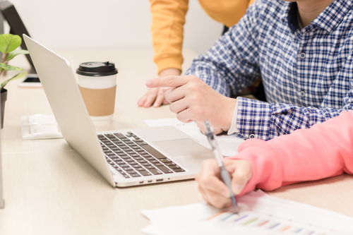 规避股份公司股权转让限制与商品房代购代销的法律风险及合规路径